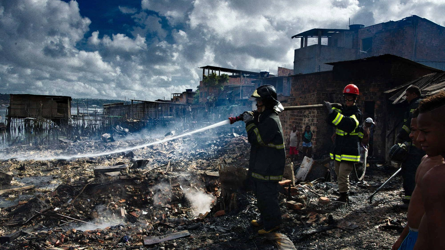 Pompieri al lavoro sul luogo dell'incendio in Brasile