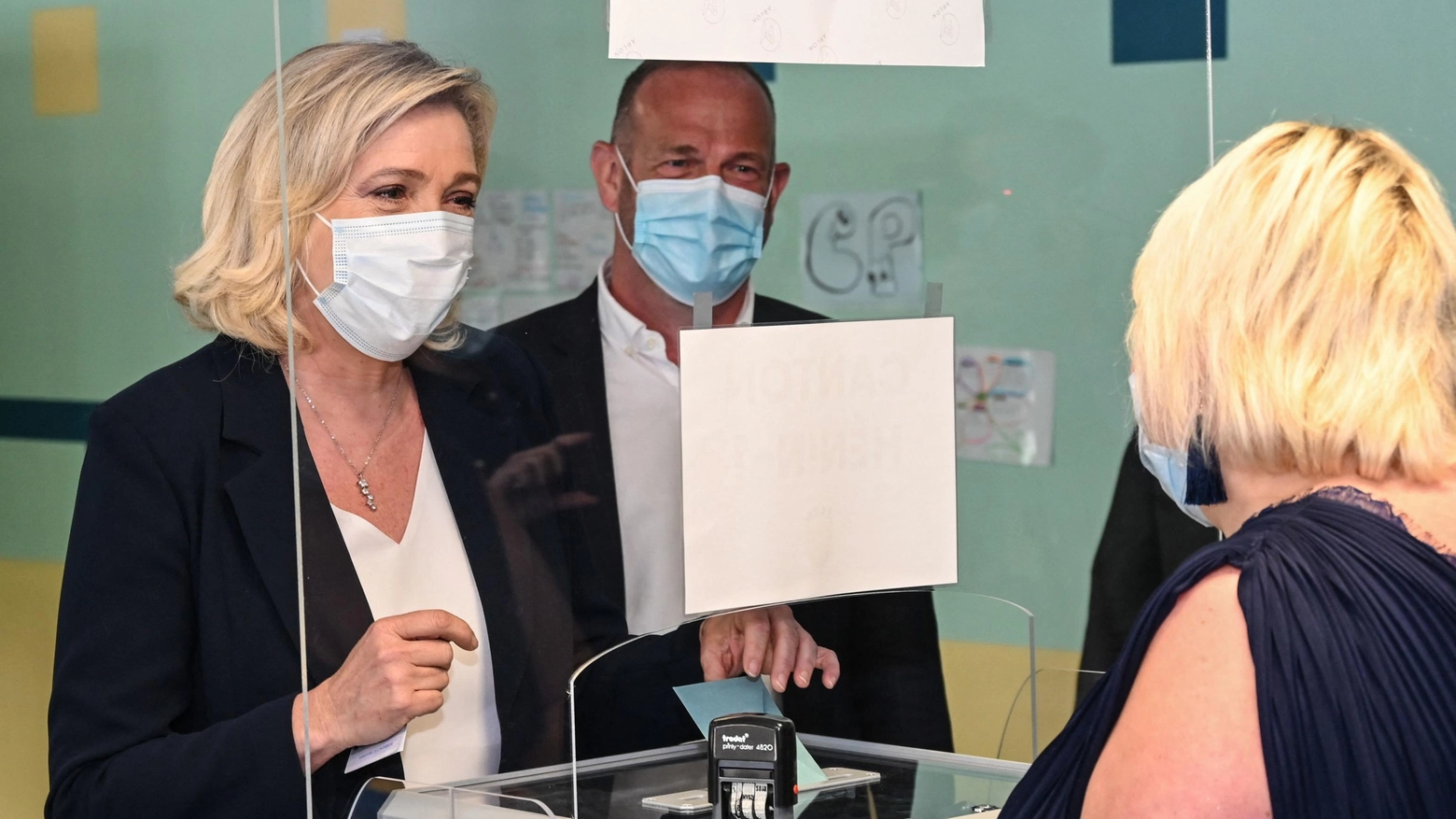 Marine Le Pen al seggio (ANSA)