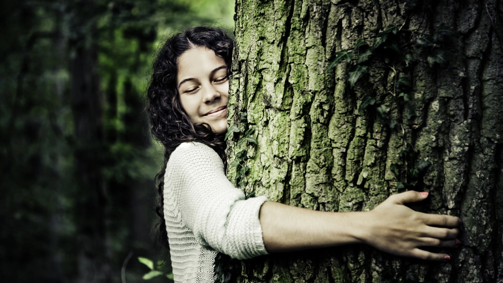 Abbracciare un albero aiuta ad alleviare l'isolamento