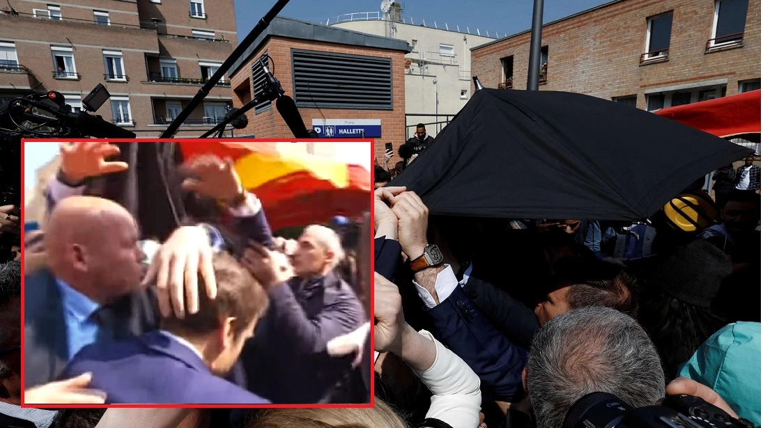 Un ombrello protegge Macron dal lancio di pomodori: nel riquadro un frame del video live