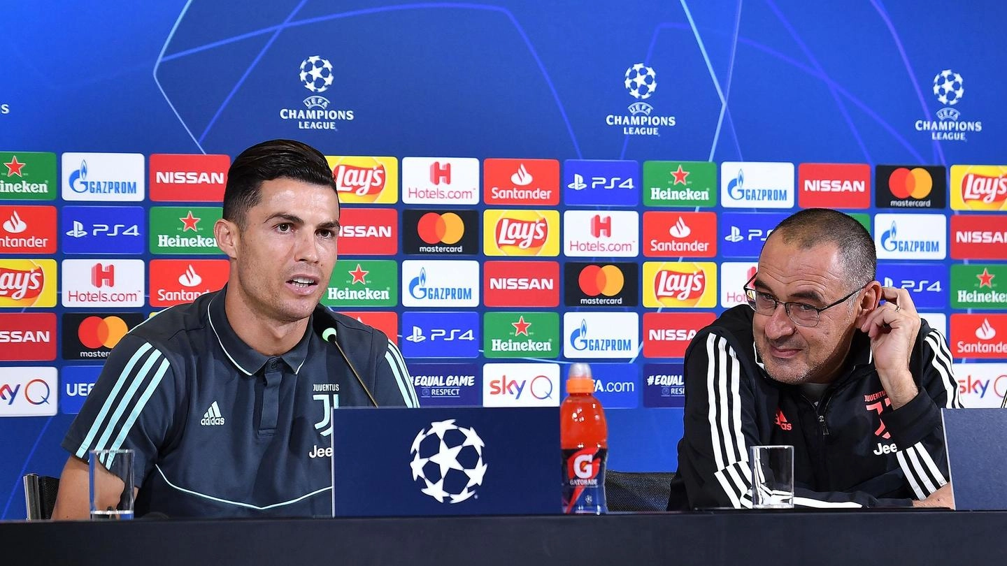 Cristiano Ronaldo e Maurizio Sarri in confeenza stampa (Ansa)