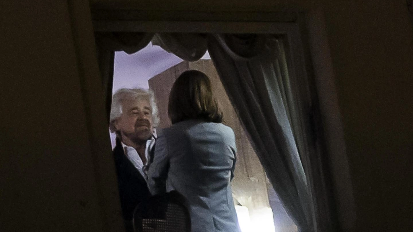 Beppe Grillo all'Hotel Forum durante l'incontro con i parlamentari del M5S (Ansa)