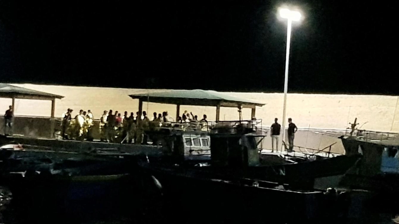 Lo sbarco dei migranti a Lampedusa (Ansa)