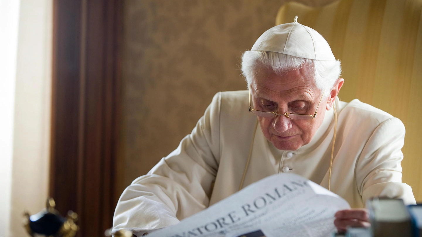 Papa Francesco legge l'Osservatore Romano nel 2010 (Ansa)