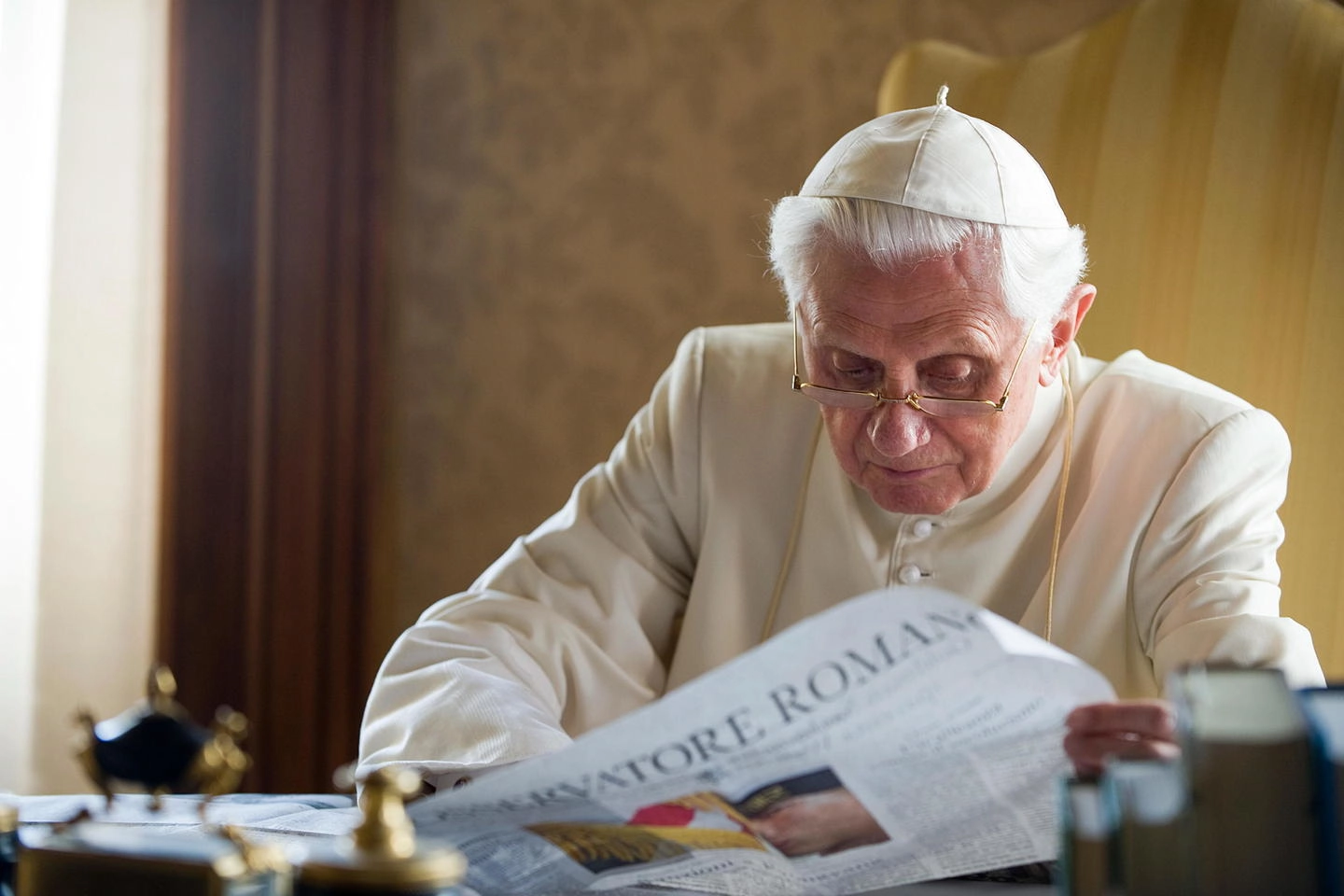 Papa Francesco legge l'Osservatore Romano nel 2010 (Ansa)
