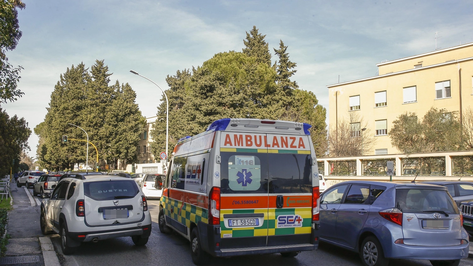 Roma, anziano cade in una chiostrina e viene portato in ospedale