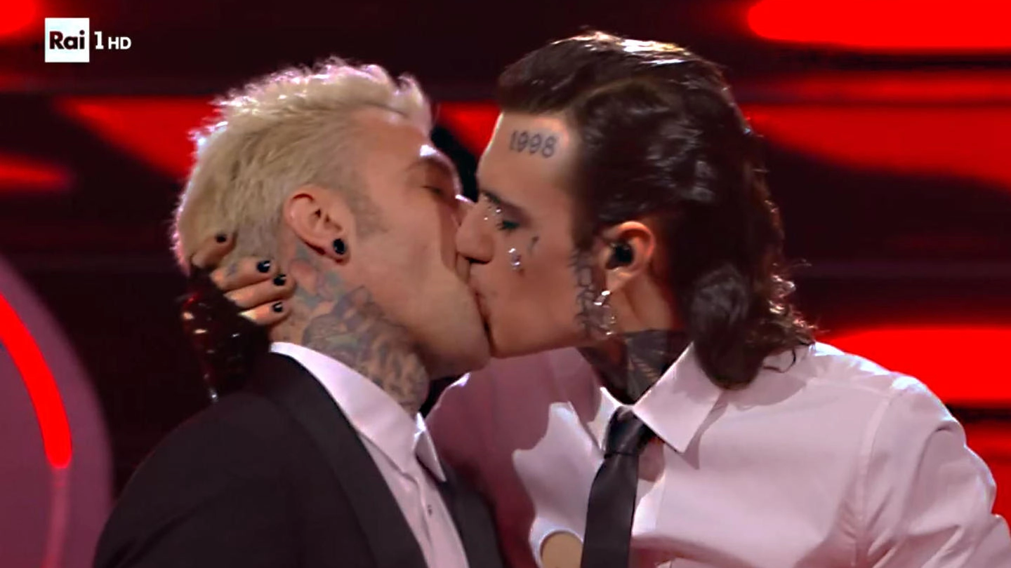 Il bacio tra Rosa Chemical e Fedez durante la finale di Sanremo 2023 (Ansa)