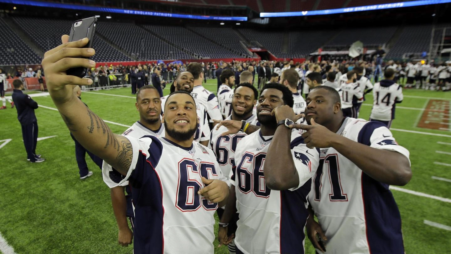Sper Bowl, i New England Patriots si scattano un selfie prima della finale (Ansa)