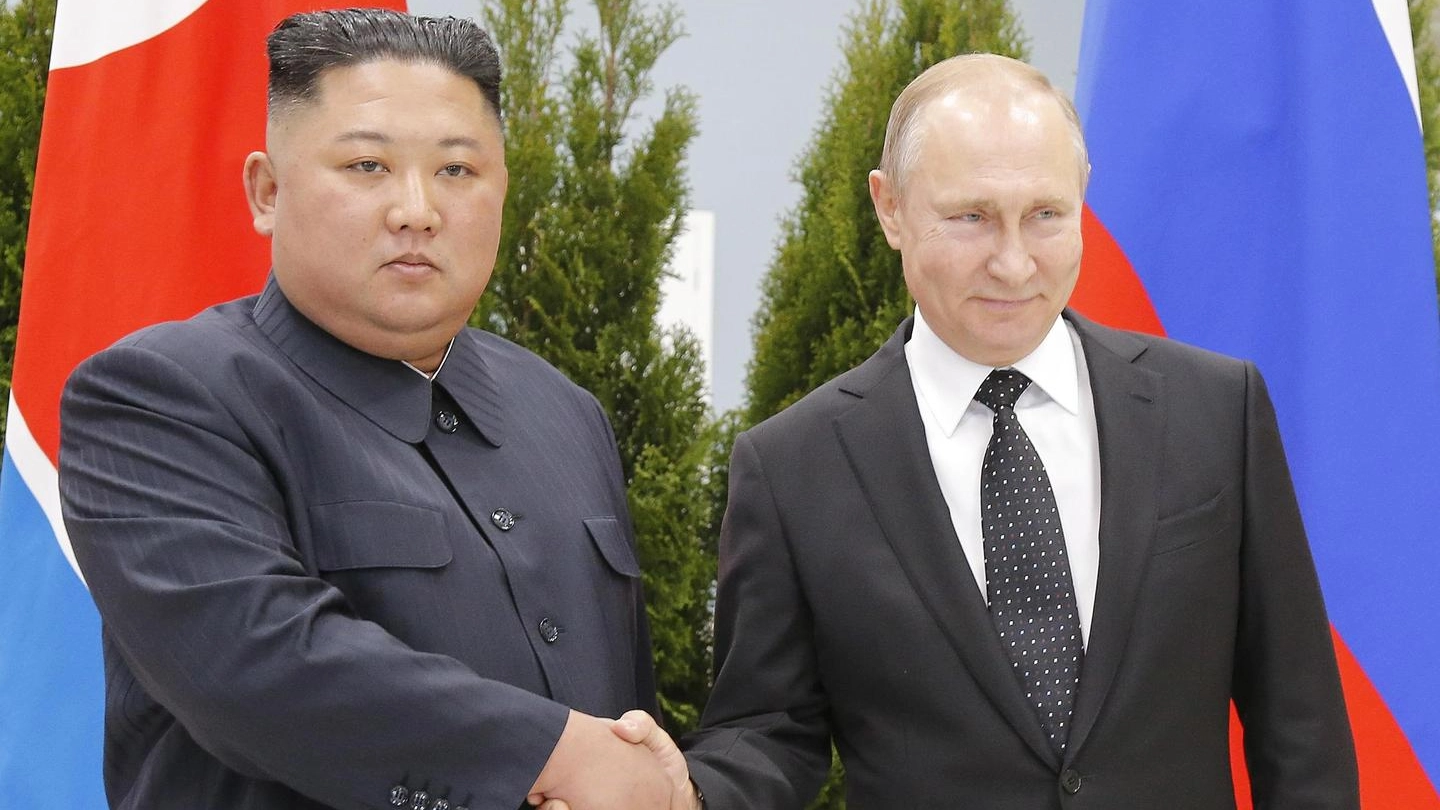 Stretta di mano tra Kom Jong-un e Vladimir Putin (Ansa)