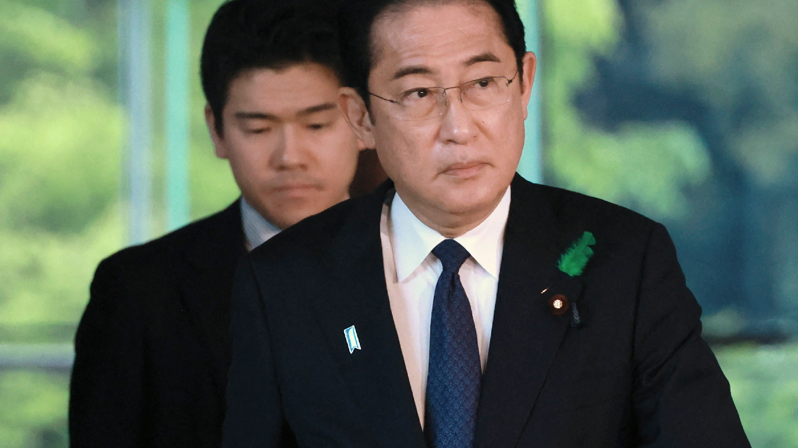 Giappone, il premier Kishida licenzia suo figlio. “Party nella residenza statale, foto in pose inopportune” 
