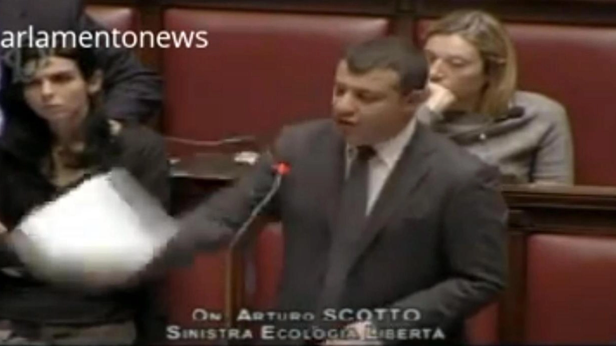 Il deputato di Sel Arturo Scotto durante il suo intervento nell'Aula della Camera (Ansa)