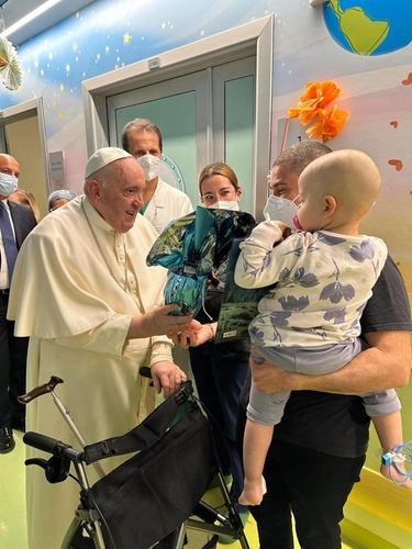 Papa Francesco e i suoi malanni. Il teologo: si rafforzerà come Wojtyla