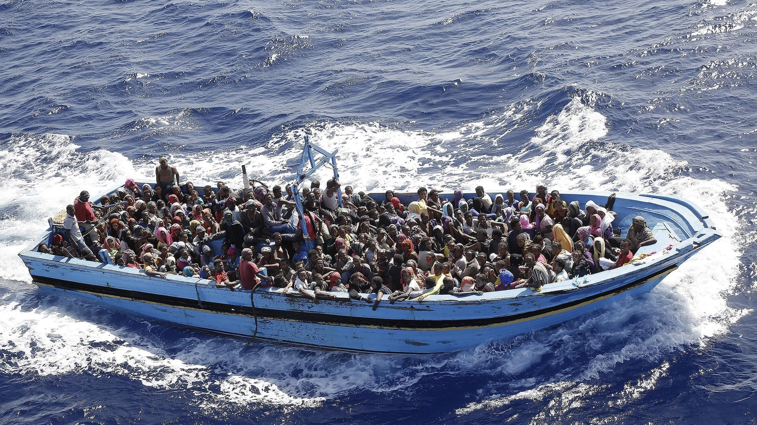 Un barcone carico di migranti (Ansa)