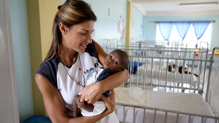 Martina Colombari ad Haiti al fianco della Fondazione Francesca Rava (foto Settimio Benedusi)