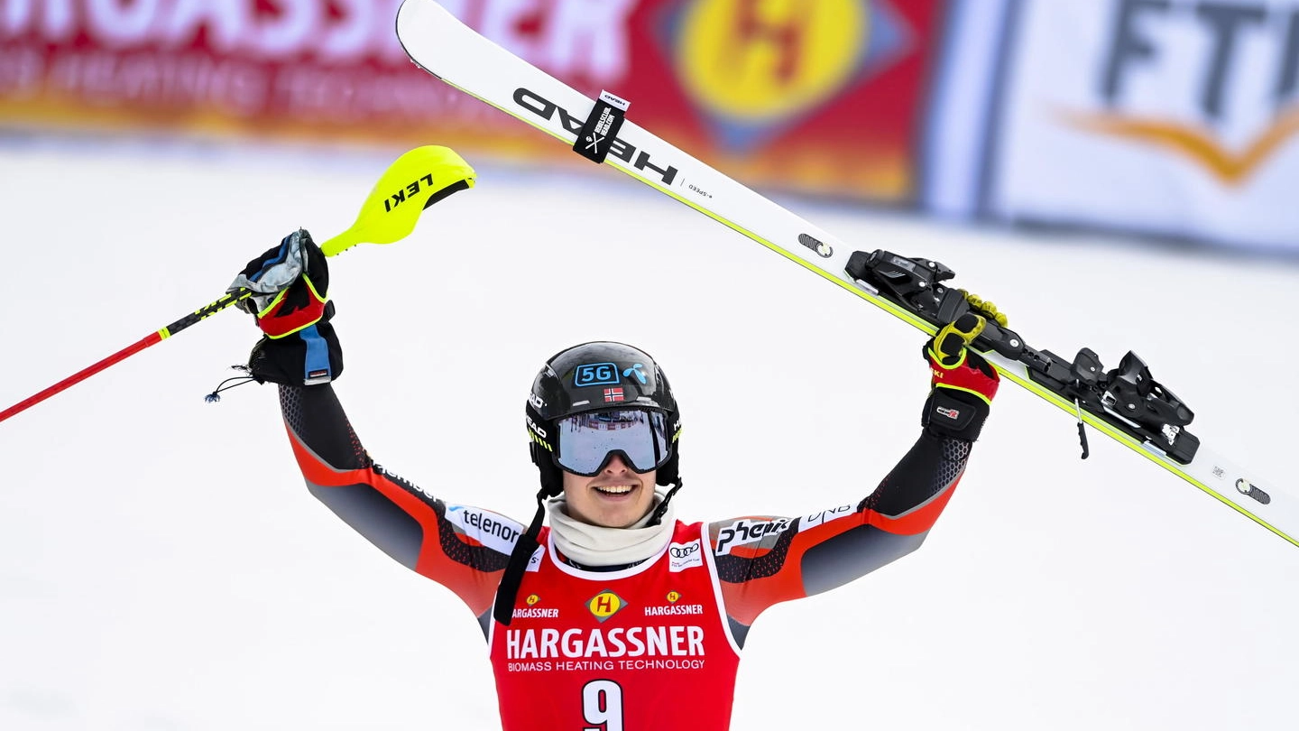 Atle Lie McGrath festeggia la vittoria dello slalom a Meribel (Ansa)