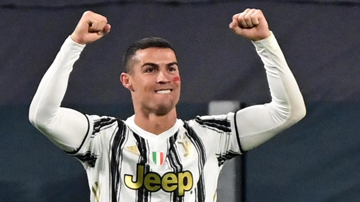 Ronaldo esulta dopo i gol contro il Cagliari (Ansa)