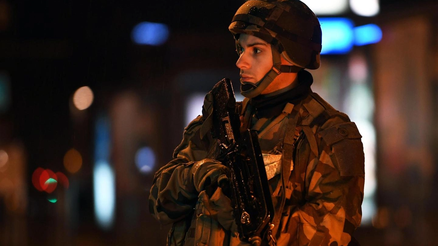 Attentato a Strasburgo, un militare presidia le strade del centro (Ansa)