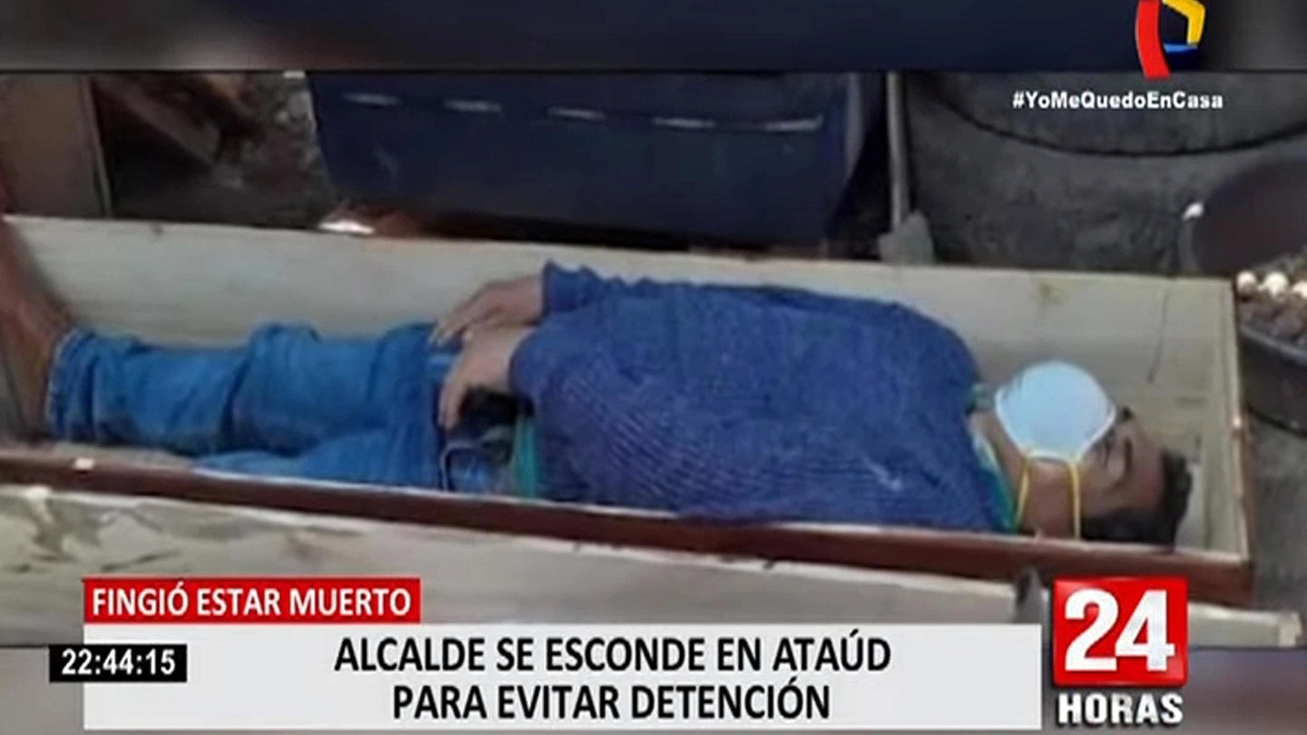 Il sindaco peruviano Jaime Torres si finge morto nella bara (Ansa)