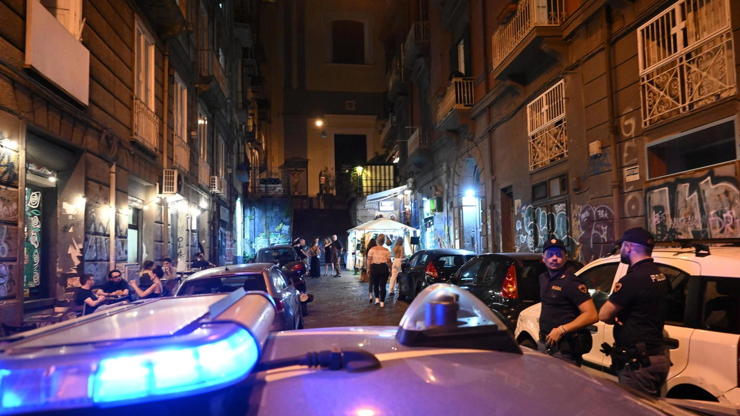 Agenti durante un intervento in centro città, in una delle zone della movida napoletana
