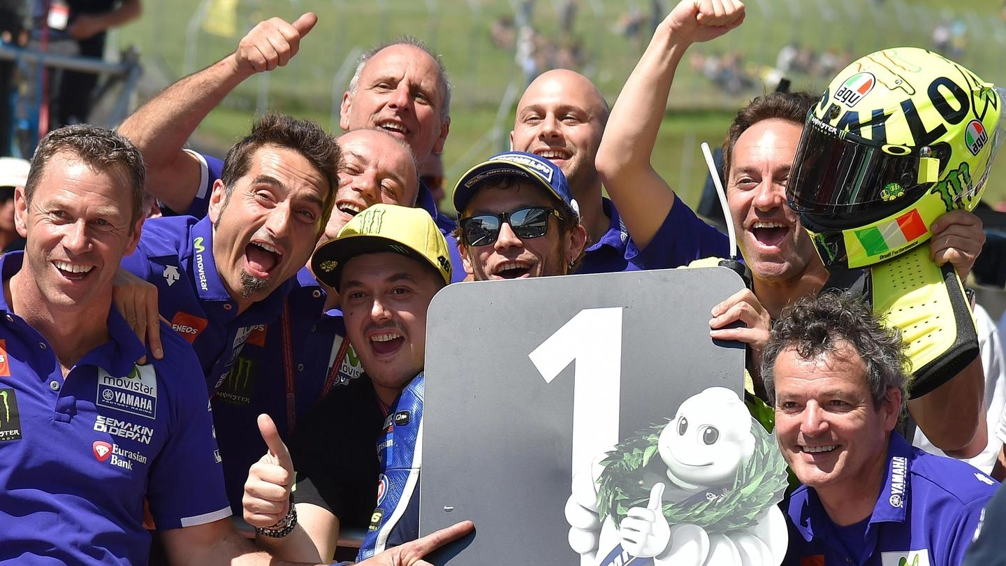 Valentino Rossi e il suo team festeggiano la pole al Mugello (Ansa)