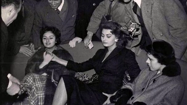 Sophia Loren prova una scarpa Bruno Magli