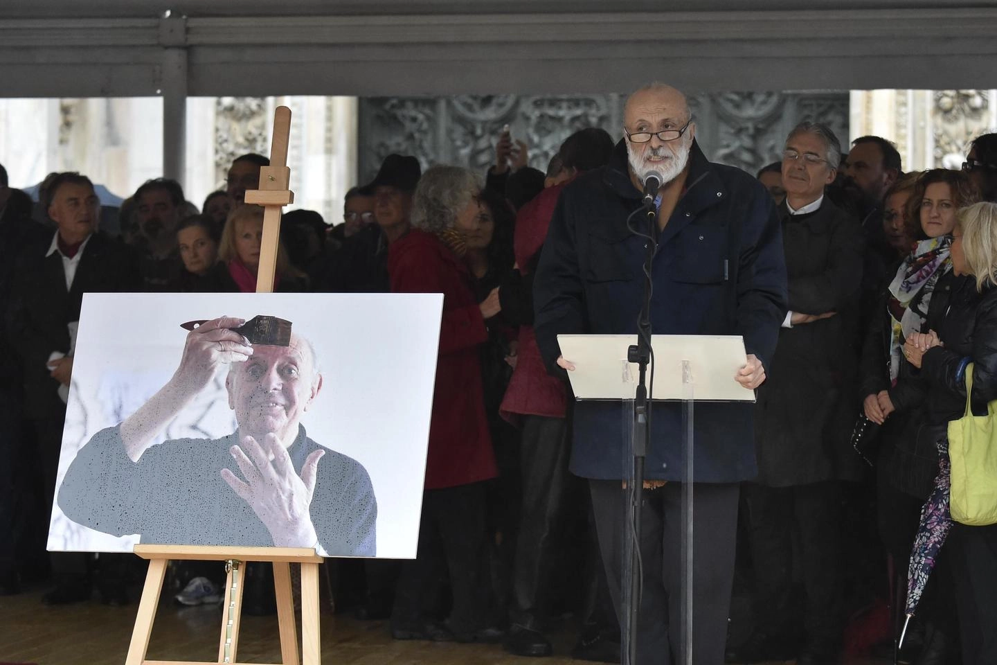 L'intervento di Carlo Petrini nel corso dei funerali laici di Dario Fo (Ansa)
