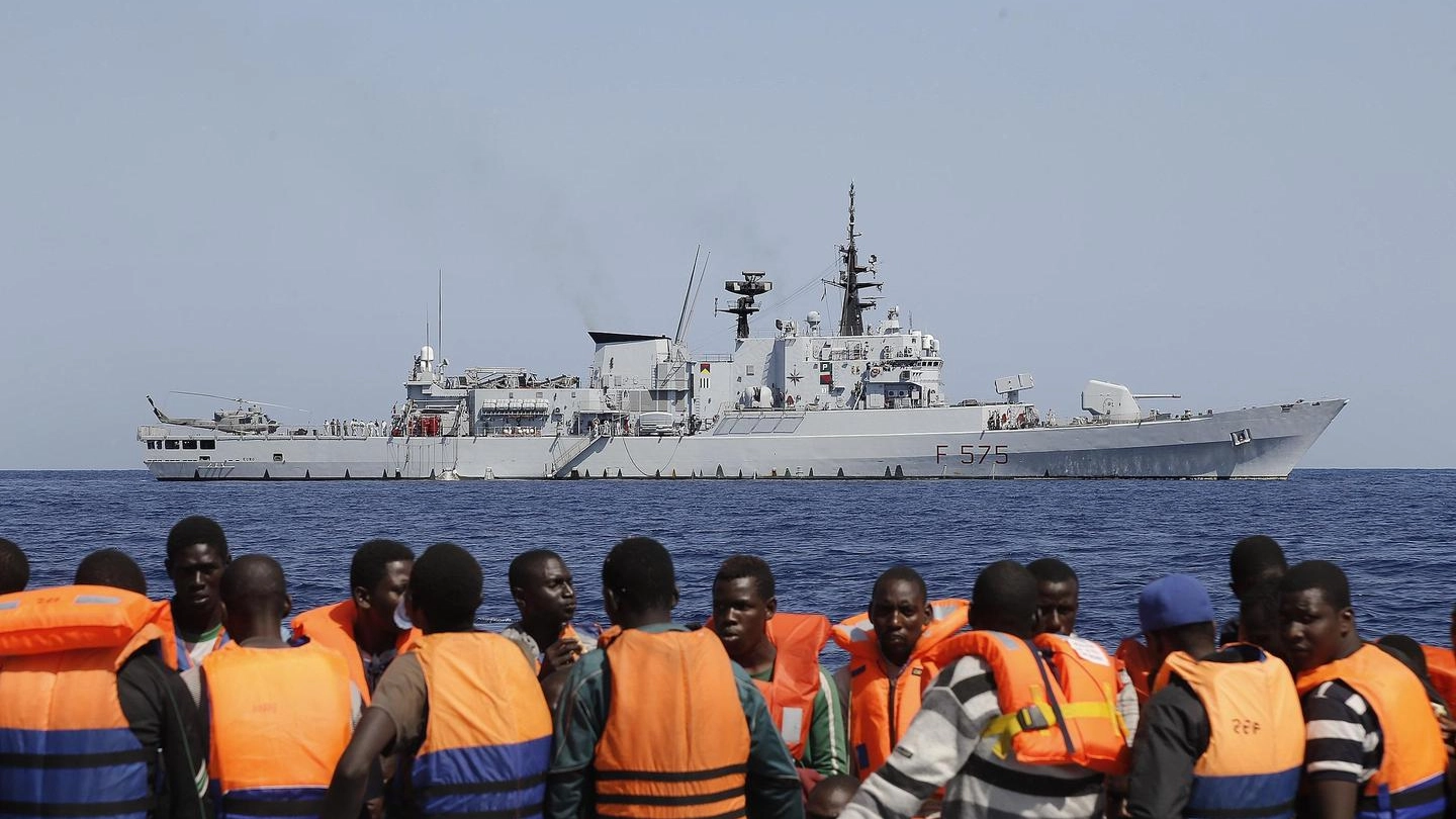 Operazioni di salvataggio di un gruppo di migranti nel Mediterraneo (Ansa)