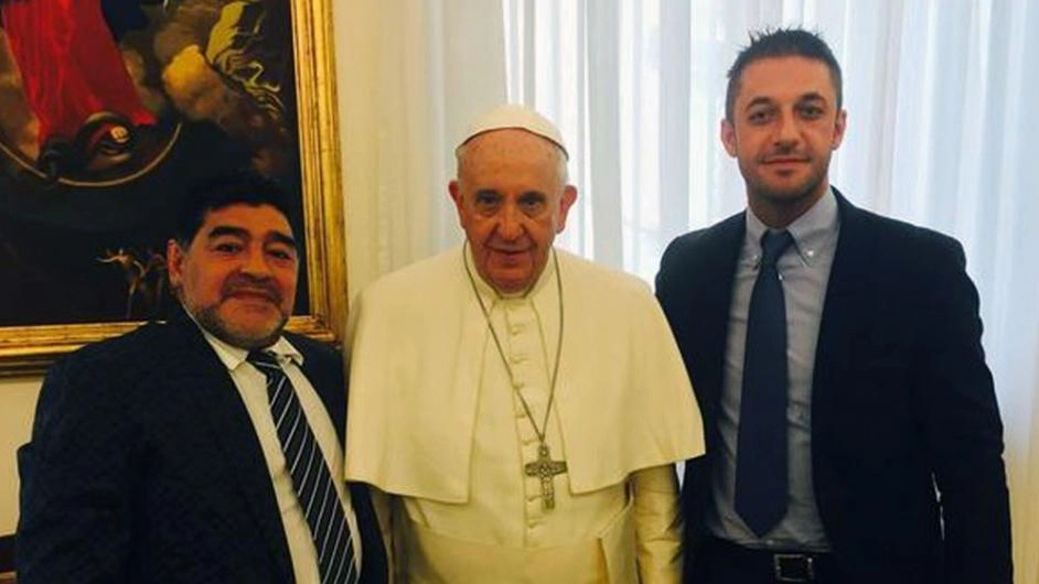 Diego Armando Maradona con Papa Francesco (Twitter)