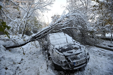 Maxi tempesta sull'Europa orientale. Alluvioni e bufere di neve: 1,9 milioni di persone al buio tra Russia, Crimea e Ucraina