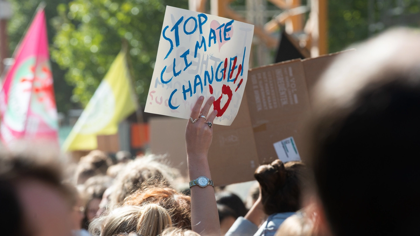 Una protesta contro i cambiamenti climatici (foto Imagoeconomica)