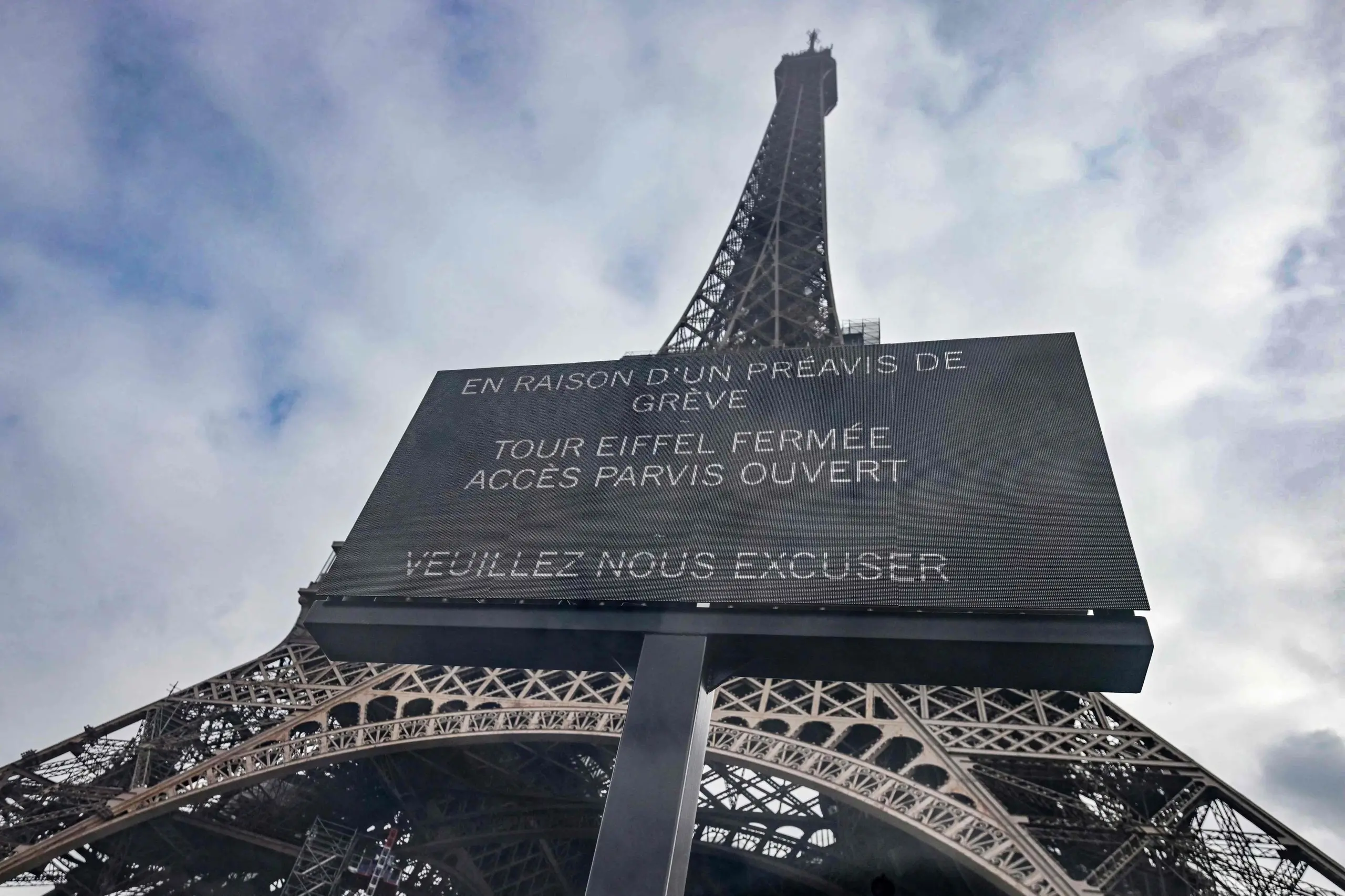 Torre Eiffel chiusa per sciopero nel centenario della morte del