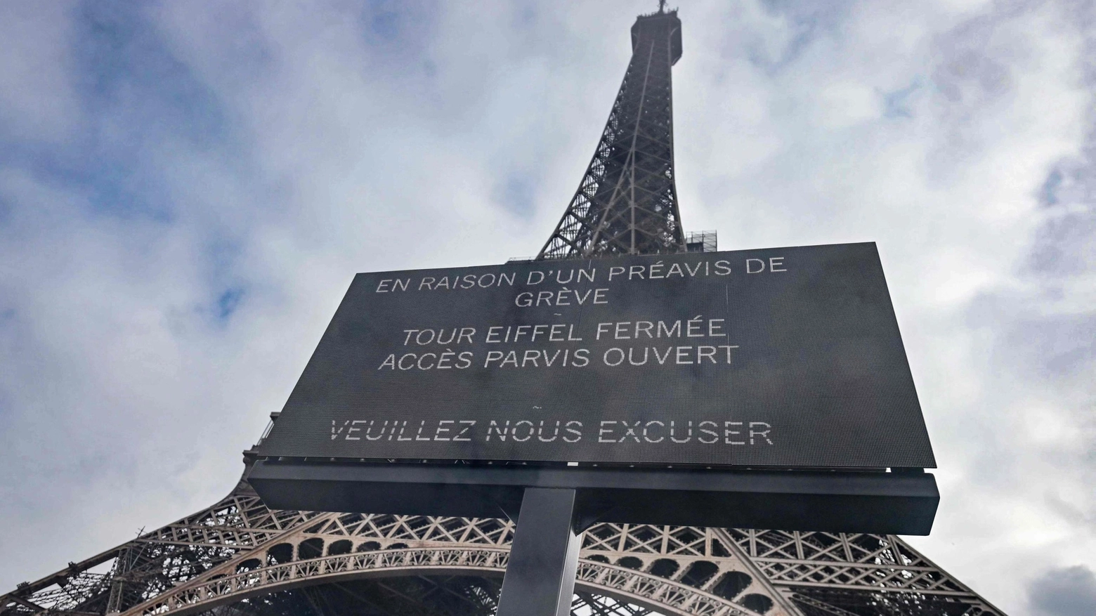 Torre Eiffel chiusa per sciopero il giorno dell'anniversario della morte di Gustave Eiffel 100 anni fa