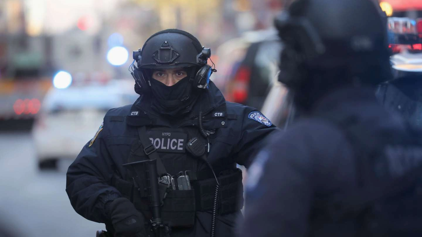 New York, polizia vicino alla stazione dei bus dove è esploso il tubo-bomba (Afp)