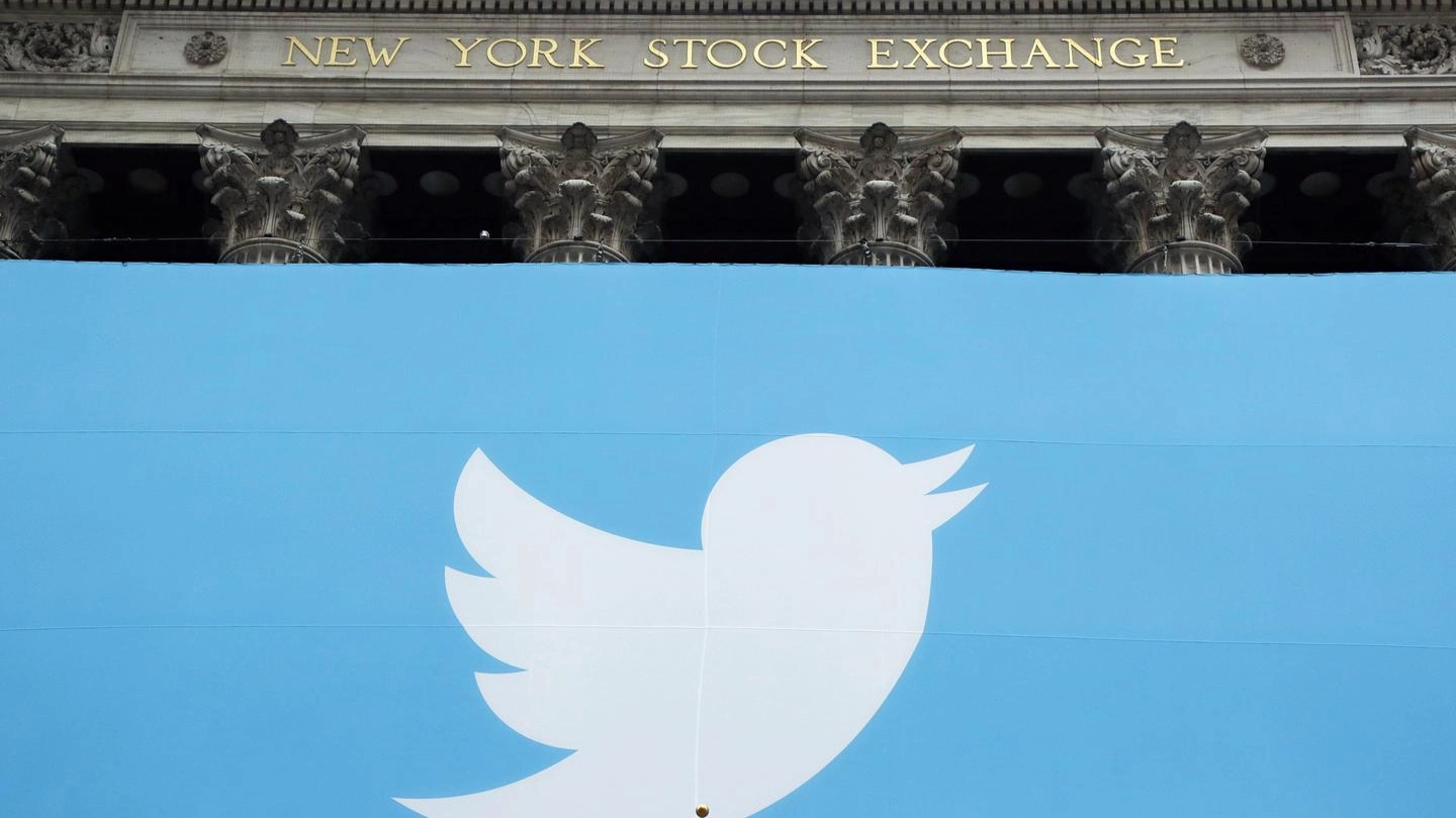Bandiera di Twitter di fronte alla Borsa di New York (Ansa)
