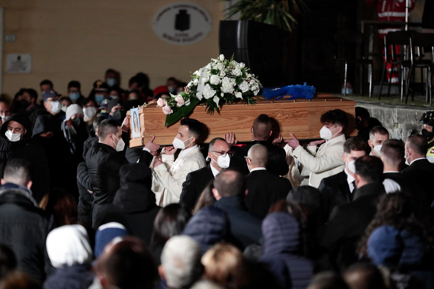 Funerali Ravanusa, un fiocco blu per Samuele, la decima vittima