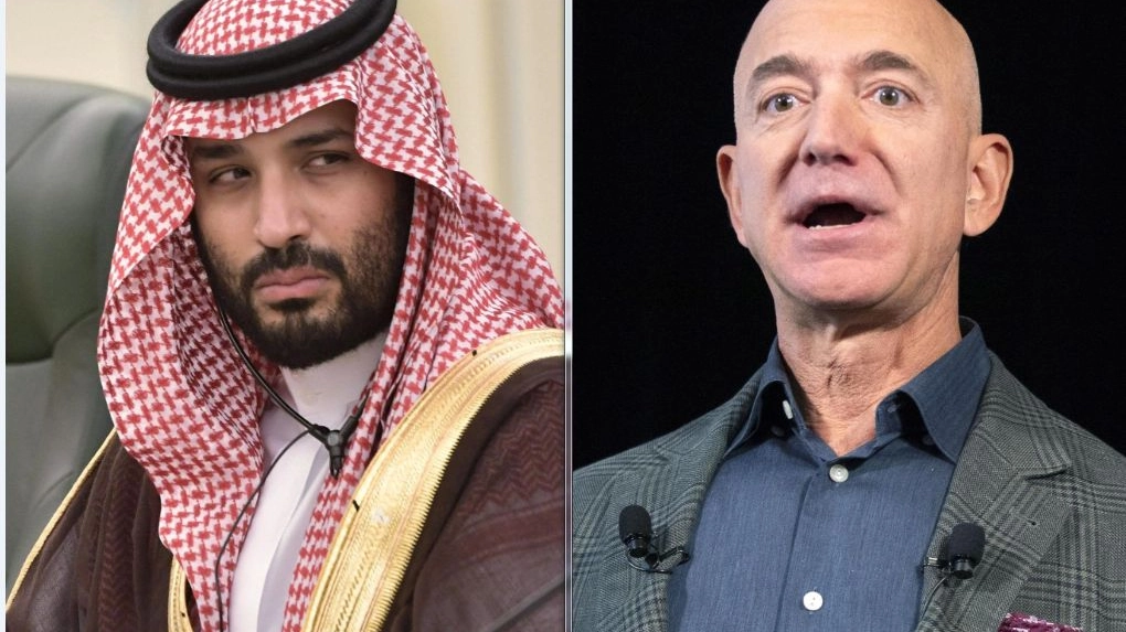 il principe saudita Mohammed bin Salman e Jeff Bezos (Ansa)
