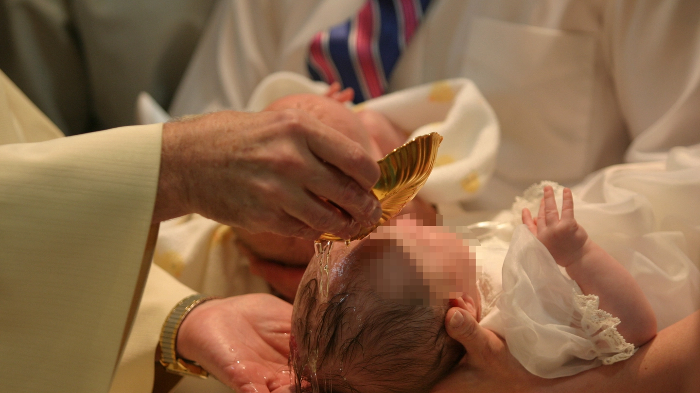 Acido nell'acqua santa: neonata finisce all'ospedale
