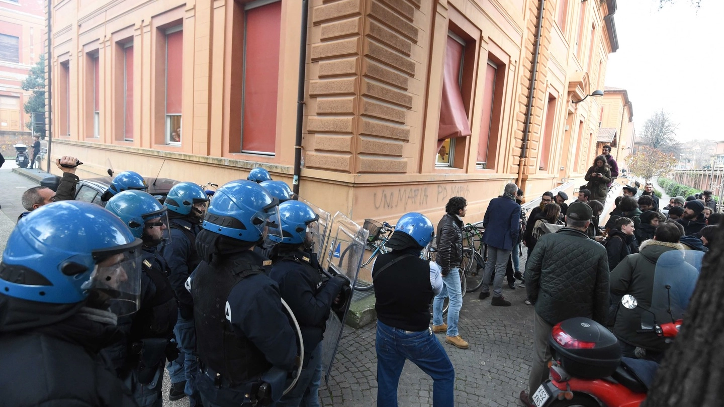 Università, scontri tra attivisti e polizia (Schicchi)