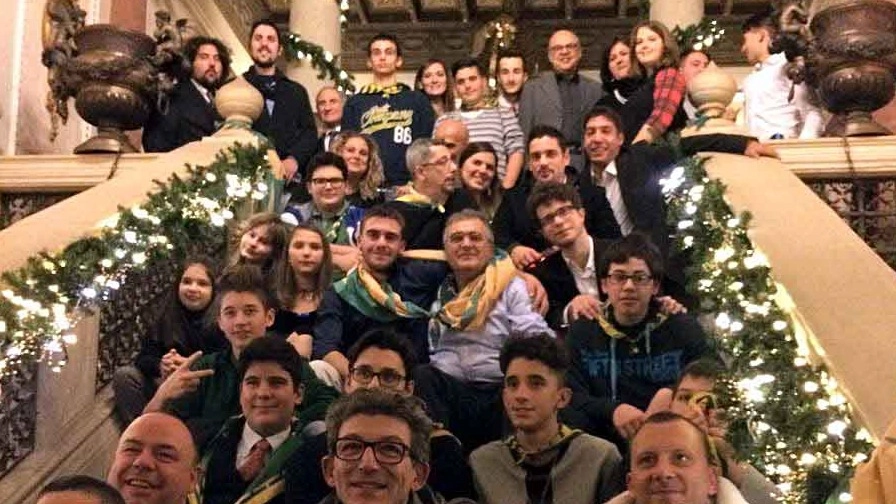 I contradaioli di Santo Spirito nella cena natalizia: al centro (con il foulard) il fantino Enrico Bruschelli