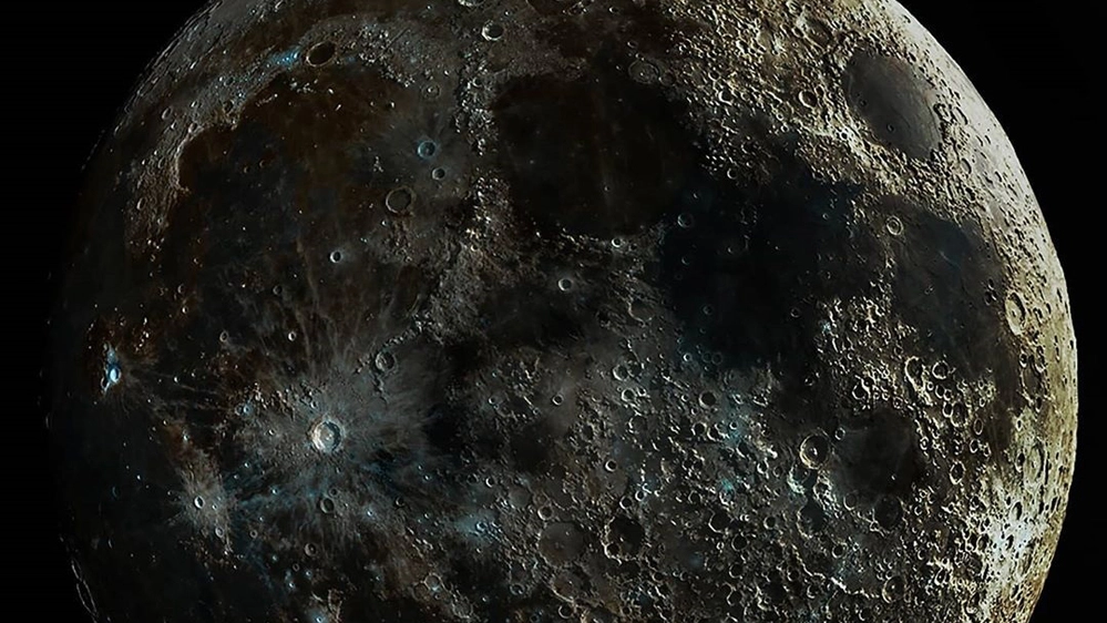 La super immagine della Luna - Foto: instagram/cosmic_background