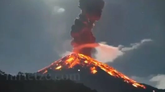 Eruzione vulcano Sangay in Ecuador