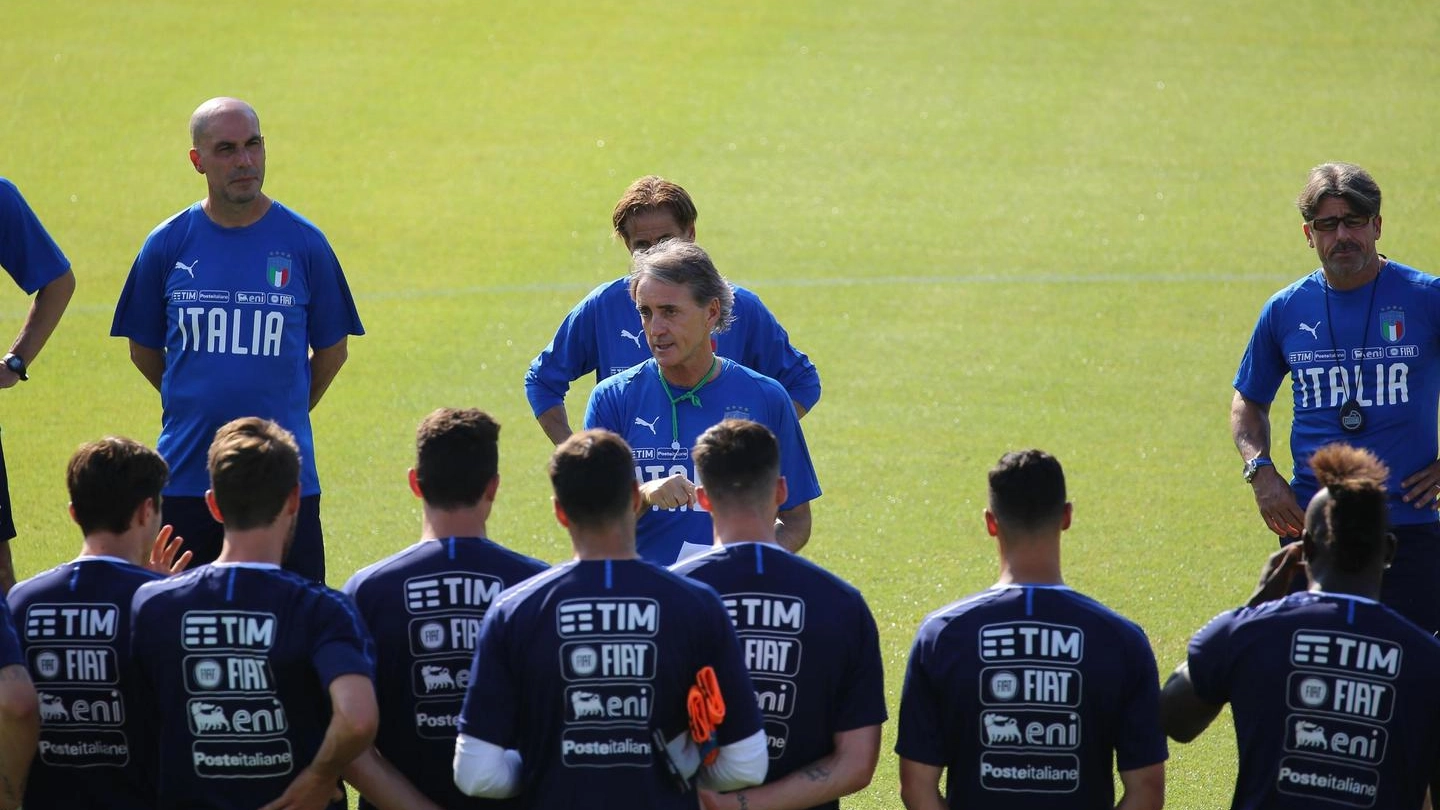 Roberto Mancini parla agli azzurri (Ansa)