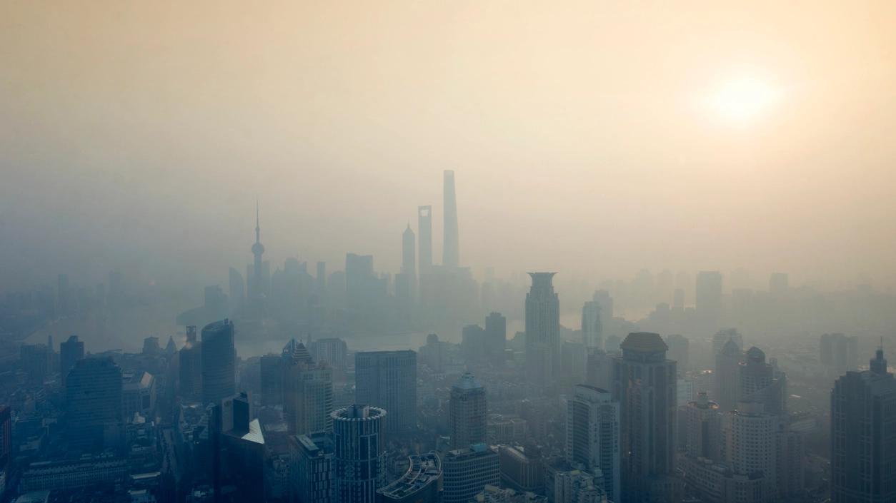 Lo skyline di Shangai avvolto dallo smog