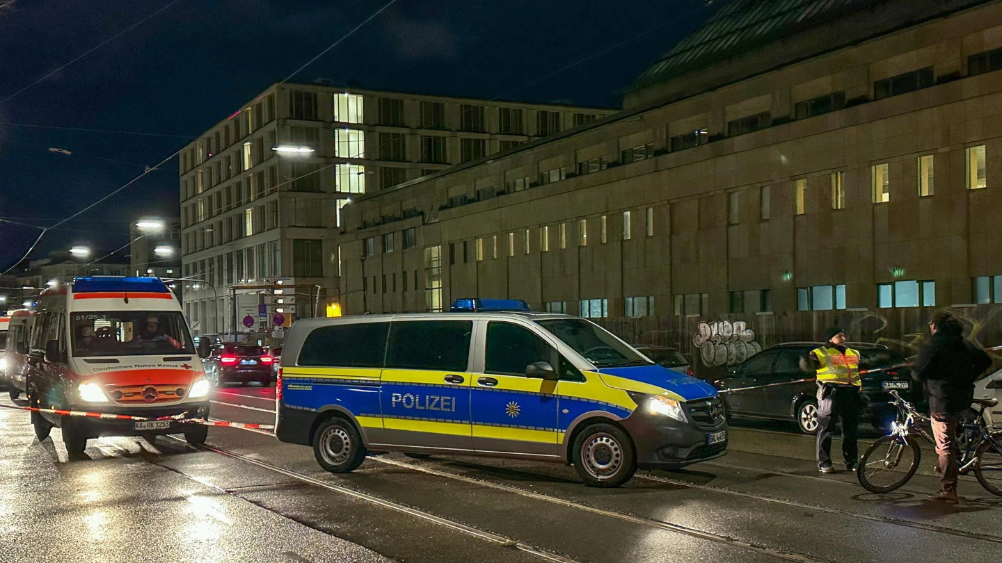 Forze di polizia fuori dalla farmacia a Karlsruhe (Ansa)