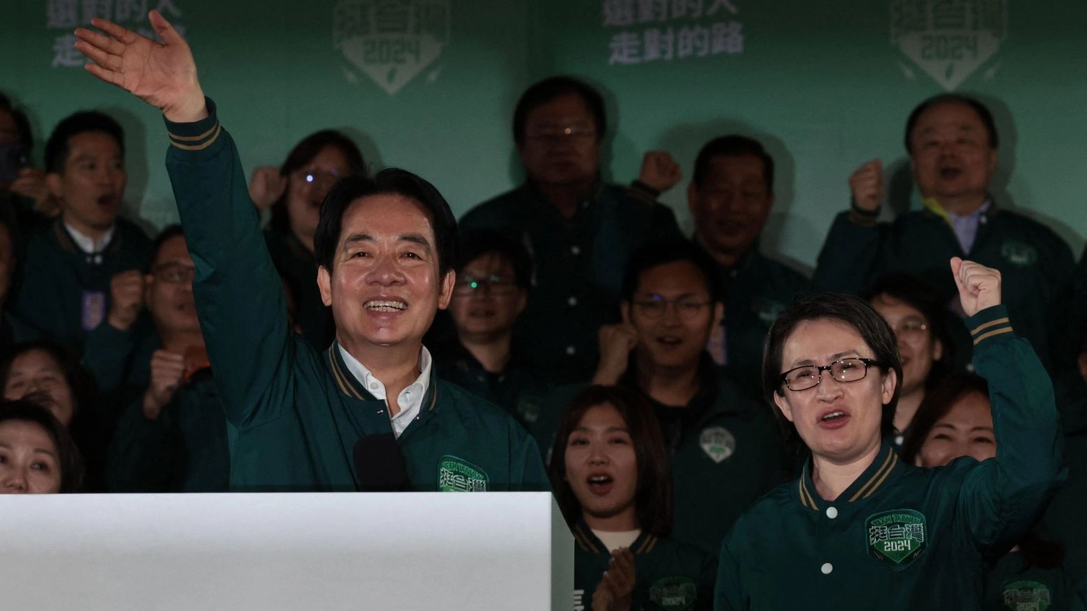 Elezioni Taiwan, il neoeletto presidente Lai e Hsiao Bi-khim (Ansa)