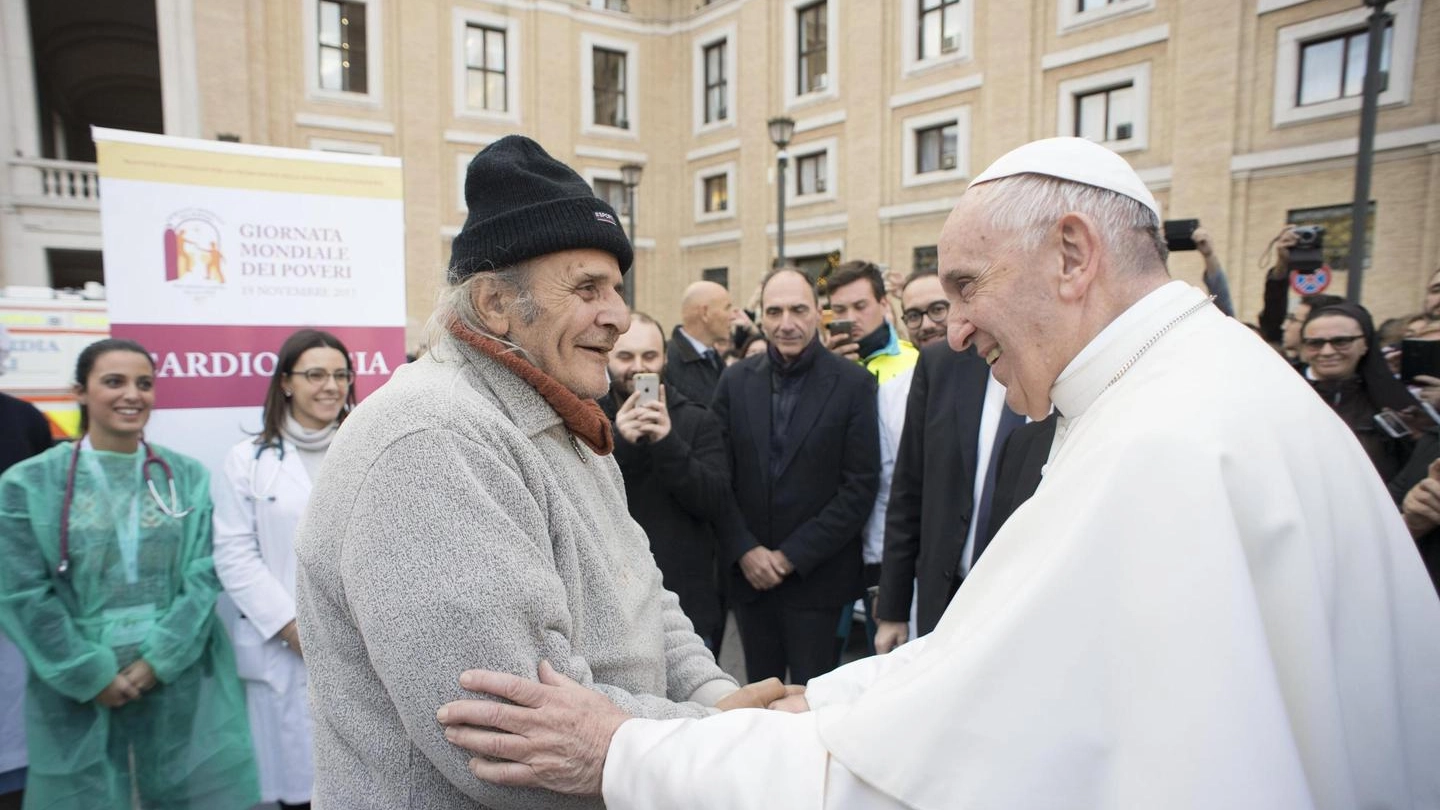 Giornata dei poveri, Papa Francesco visita il Presidio Sanitario Solidale (Ansa)