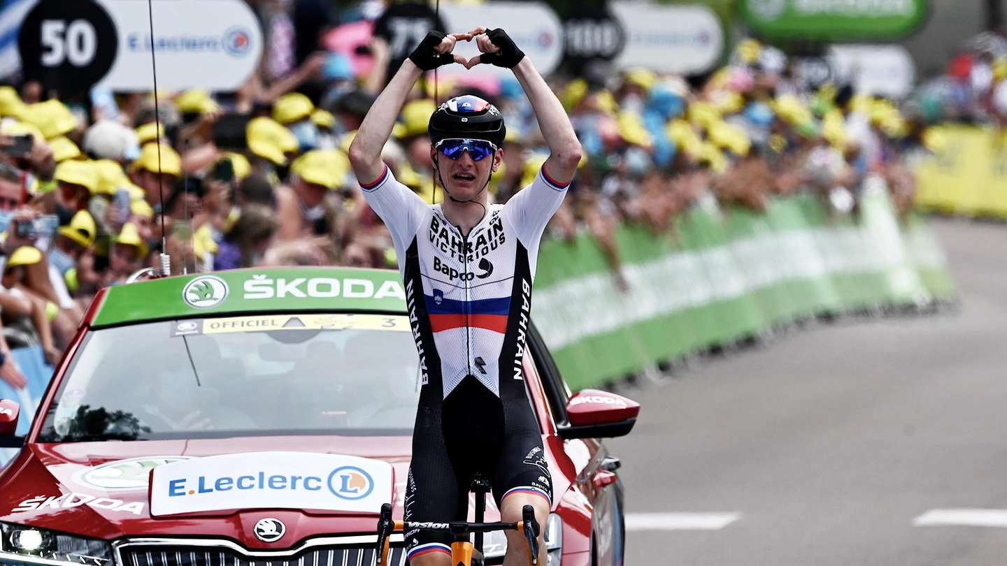 Matej Mohoric primo al traguardo di Le Creusot, settima tappa del Tour de France (Ansa)