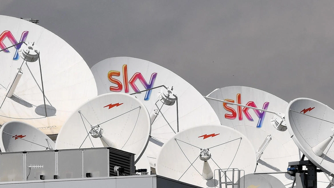 Parabole televisive sul tetto della sede di Sky a Milano