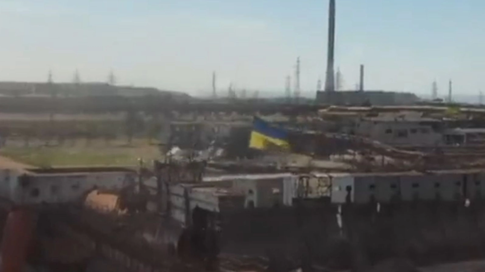 La bandiera ucraina sventola ancora sull'acciaieria Azovstal di Mariupol