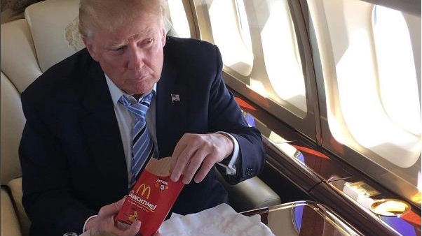 Trump festeggia la nomination mangiando patatine fritte